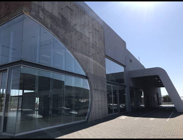 3,050M² SHOWROOM TO LET IN WATERVAL EAST